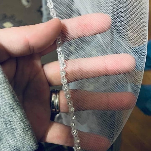 Wedding dress and veil set - Picture 6 of 6